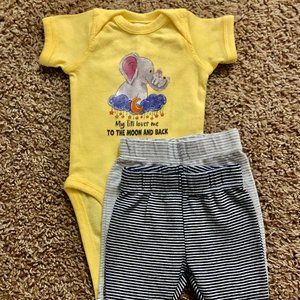 “My Titi loves me TO THE MOON AND BACK” Baby Jumpsuit Onesie + 2 pairs of Carter